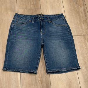 EUC Women’s d.jeans Brand Size 8 Stretch Denim Jean Shorts
